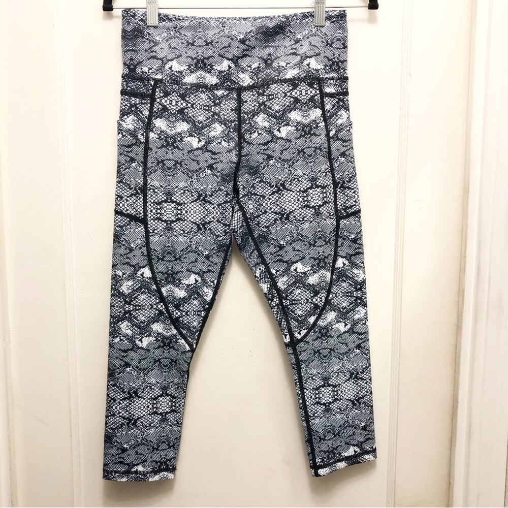 Zyia Shiny Black & White Print Capri Leggings. Size 8-10